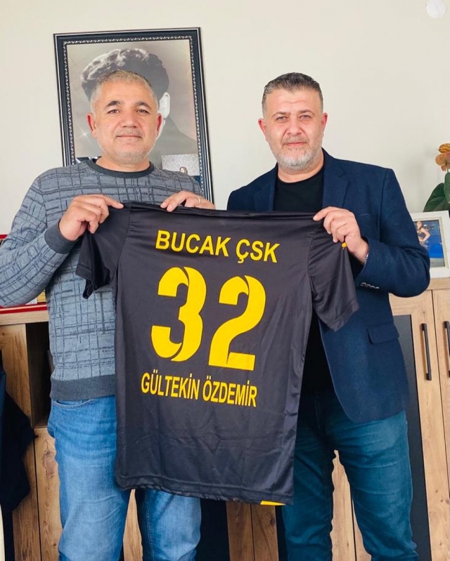 Bucak Çalışkan Spor Kulübü Başkanı, Isparta 32 Spor Başkanına İsimli Forma Hediye Etti"