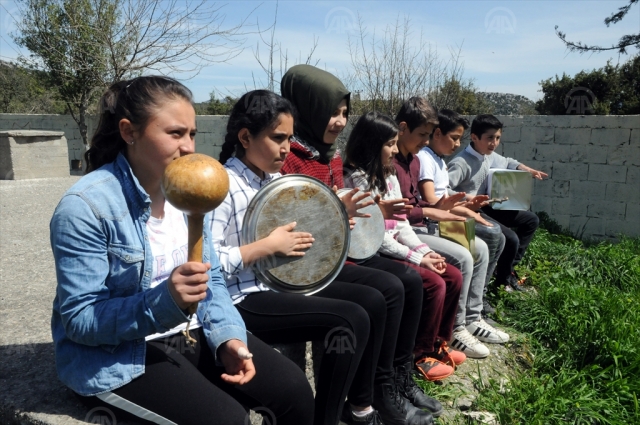 Buldukları nesnelerden enstrüman yapınca dikkat çektiler