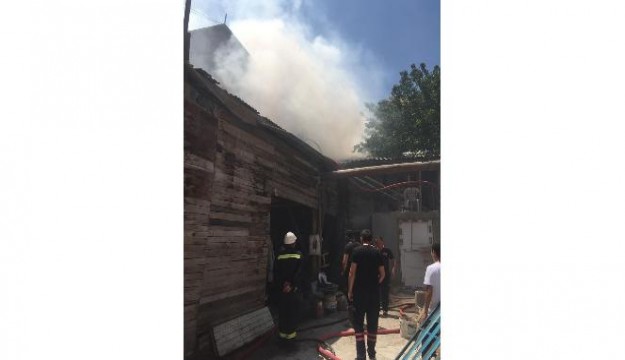Burdur’da bir hamamın odun deposunda çıkan yangın korkuttu.