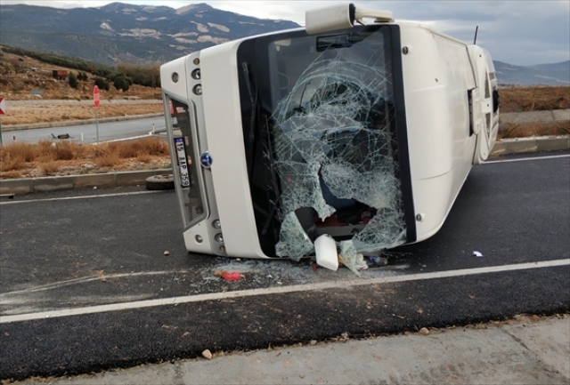 Burdur’da öğrenci servisi otomobil ile çarpıştı: 3 yaralı