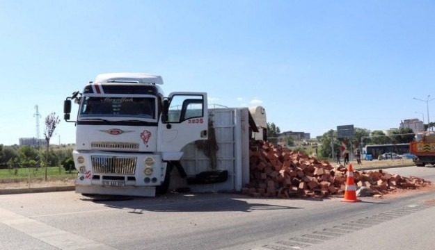 Burdur’da tuğla yüklü kamyon otomobille çarpıştı: 3 yaralı