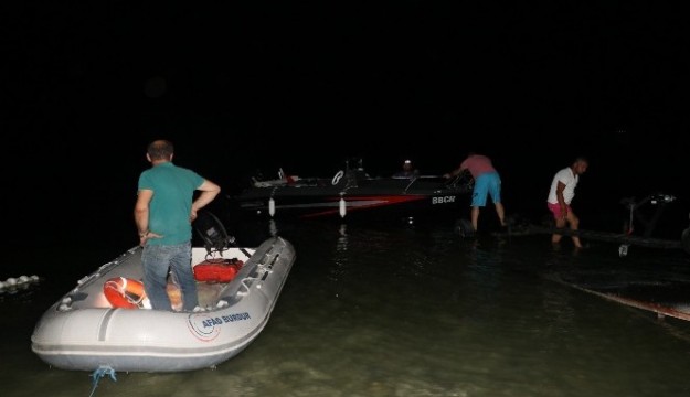 Burdur Gölü’nde mahsur kalan 2 kişi kurtarıldı