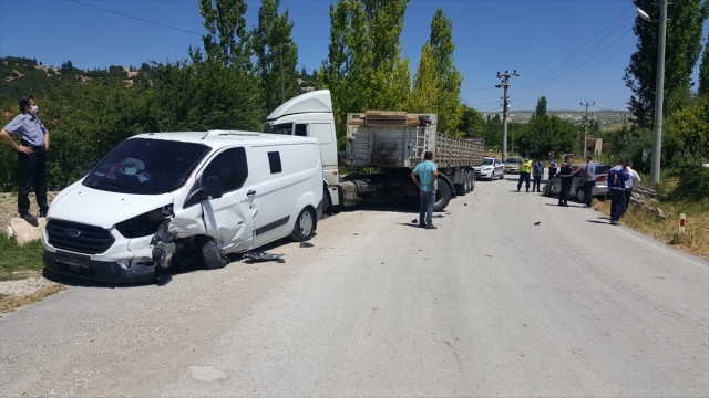 Burdur'da hatalı sollama kazası: 3 yaralı