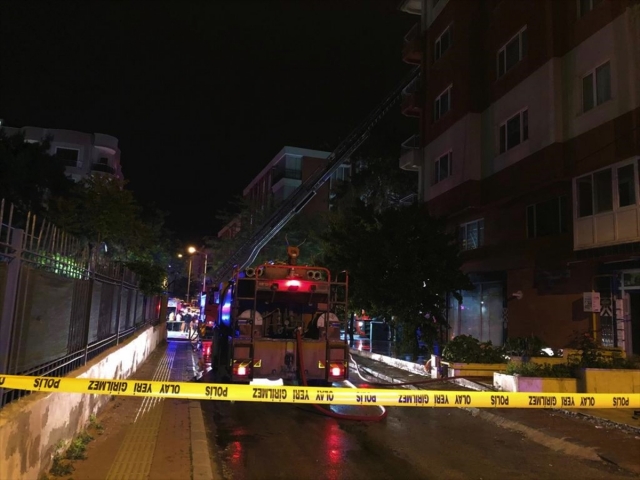 Burdur'da 5 katlı apartmanın çatısında çıkan yangın paniğe yol açtı