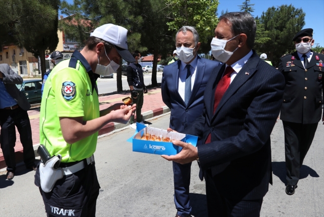 Burdur'da bayramda görev yapan polis ve sağlık çalışanlarına baklava ikramı