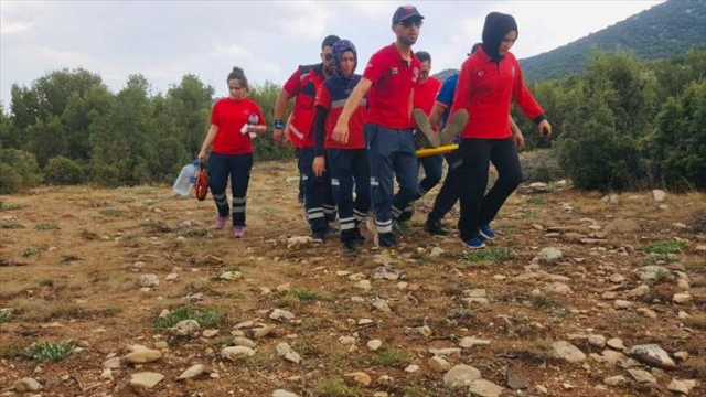 Burdur'da dağlık araziye düşen Rus paraşütçü kurtarıldı