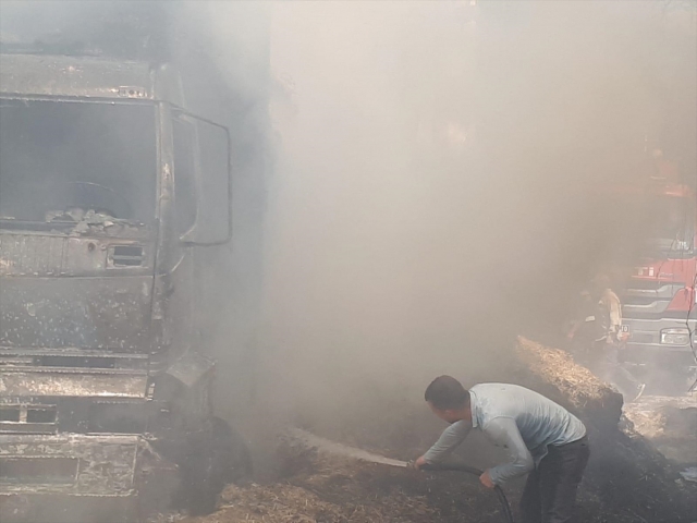 Burdur'da elektrik tellerine temas eden saman yüklü kamyon yandı