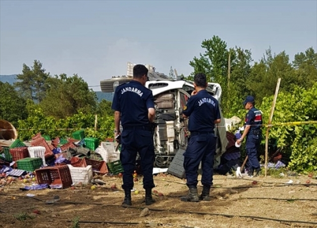 Burdur'da elma yüklü tır şarampole devrildi: 1 ölü, 1 yaralı