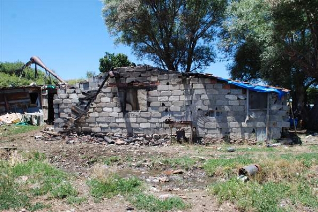 Burdur'da evi yanan aileye yardım eli uzandı