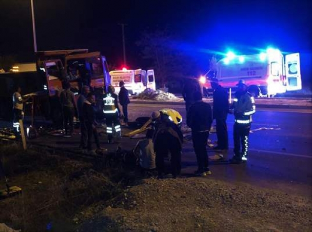 Burdur'da iki kamyon çarpıştı: 2 yaralı