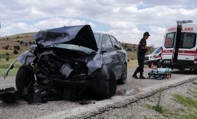 Burdur'da iki otomobil çarpıştı: 10 yaralı