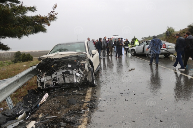 Burdur'da iki otomobil çarpıştı: 6 yaralı