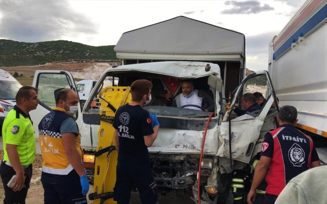 Burdur'da kaza yapan kamyonette sıkışan 2 yaralıyı itfaiye kurtardı
