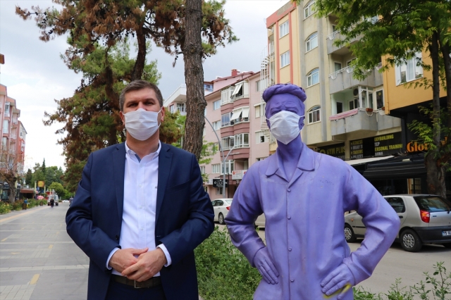 Burdur'da Kovid-19 farkındalığı için heykellere maske takıldı
