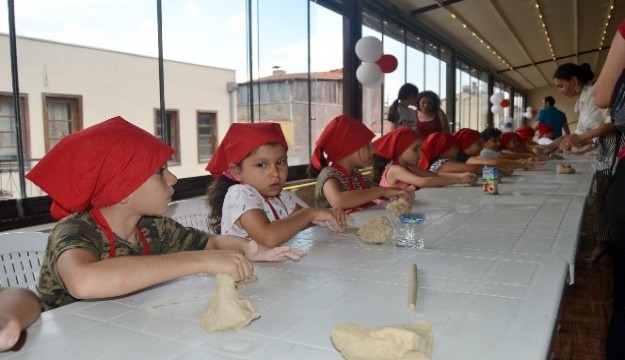 Burdur'da minik eller toprakla buluştu