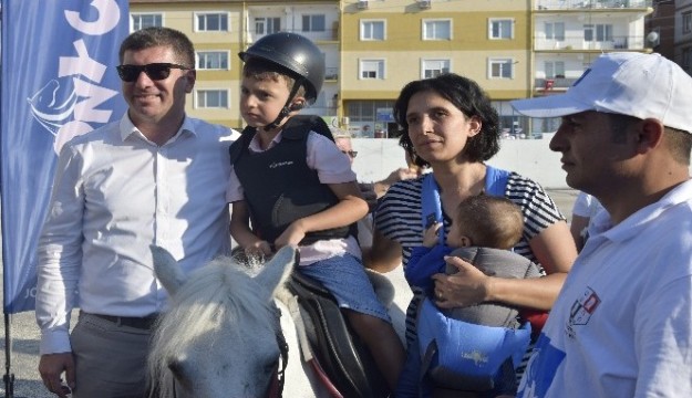 Burdur'da Minikler ilk kez ata bindi