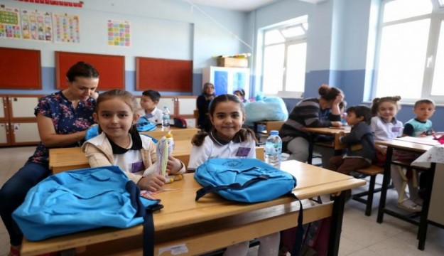 Burdur'da öğrencilere okul seti dağıtıldı