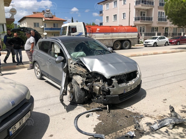 Burdur'da otomobil direğe çarptı