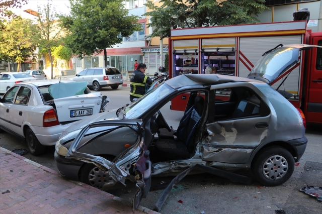 Burdur'da otomobilde sıkışan sürücüyü itfaiye kurtardı