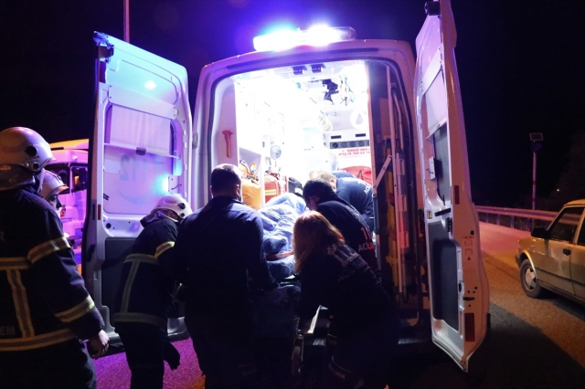 Burdur'da sebze yüklü kamyon devrildi: 3 yaralı