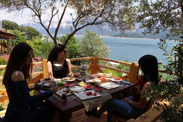Burdur'daki Karacaören Barajı doğal güzellikleriyle ziyaretçilerini cezbediyor