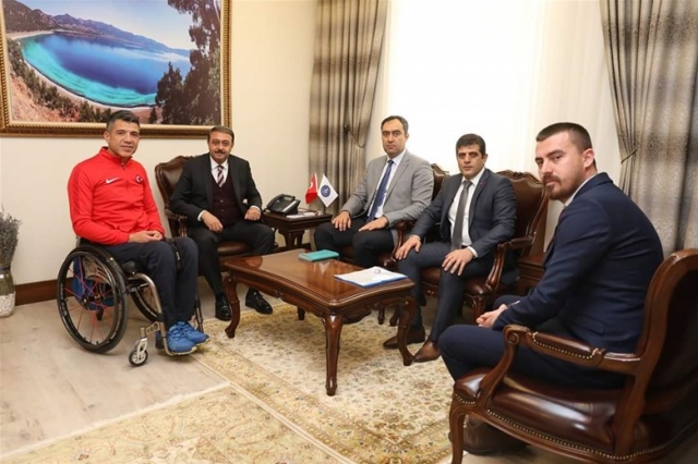 Burdur'un gururu sporcudan Vali Şildak'a ziyaret