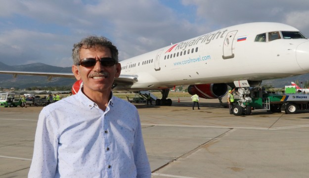 Büyük gövdeli uçakla gelen 224 Rus turist çiçeklerle karşılandı 