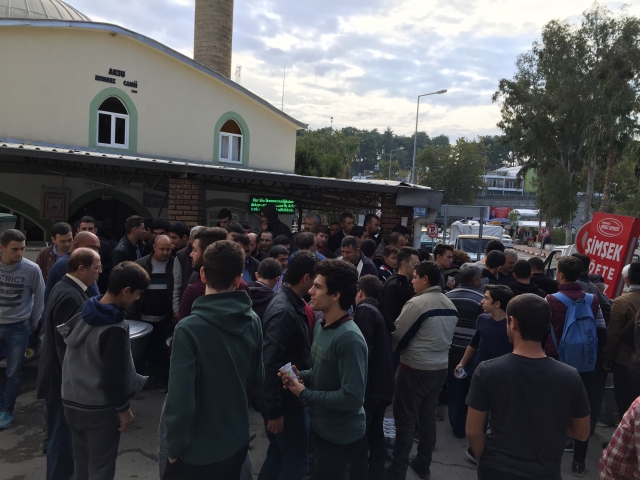 Cami çıkışı ‘kavurma’ izdihamı 
