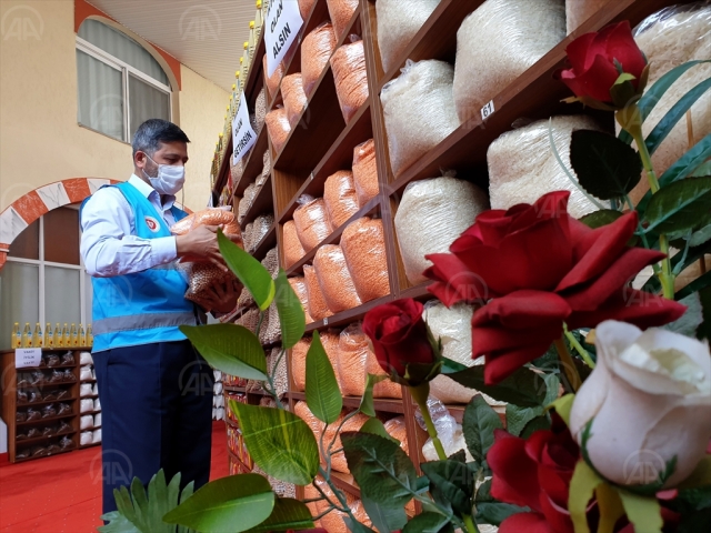 Camiden ihtiyaç sahiplerine uzanan yardım eli