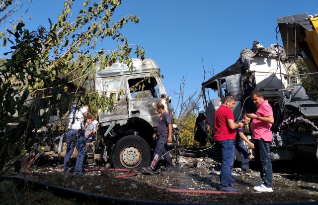 Çarpışan hafriyat kamyonları yandı   