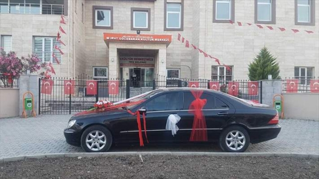 Ceyhan'da makam aracı gelin arabası olarak hizmet verecek