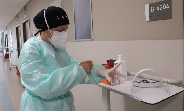 Çocuklarını yakınlarına emanet eden doktor çift Kovid-19 mesaisinde