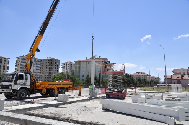 Çünür Kapalı Pazaryeri inşaatının çelik
konstrüksiyonlarının montajına geçildi