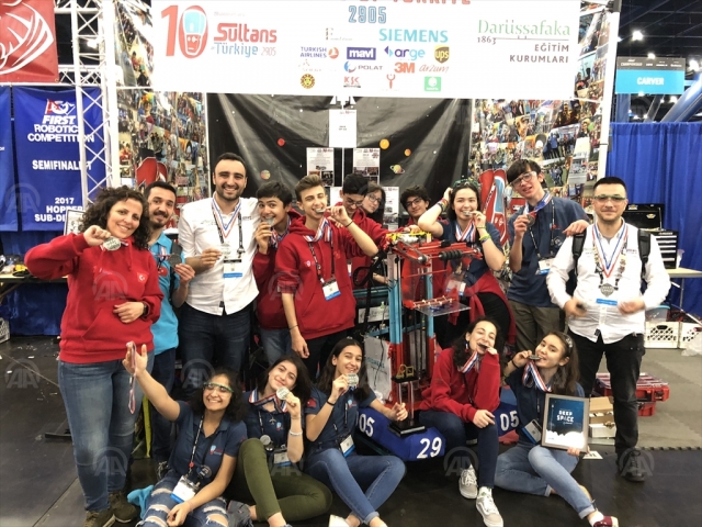 Darüşşafakalı gençler ürettikleri robot ile ödüle layık görüldü