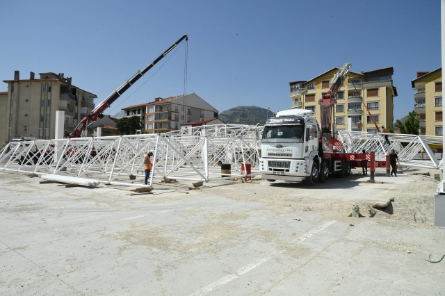 Davraz Çarşamba Kapalı Pazaryerinin
uzay çatı montajları tüm hızıyla sürüyor