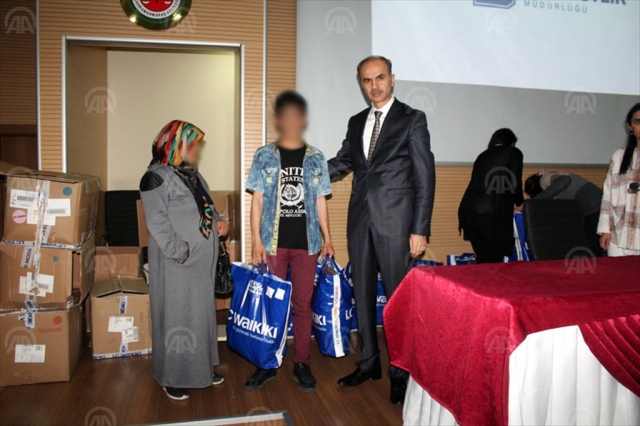 Denetimli serbestlik yükümlülerinin çocuklarına giysi hediye edildi