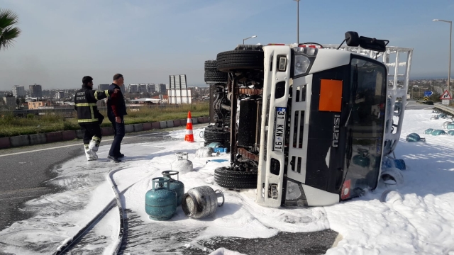 devrilen tüp yüklü kamyonetin sürücüsü yaralandı