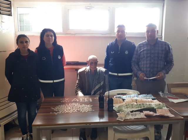 dilencinin üzerinden 6 bin 455 lira çıktı