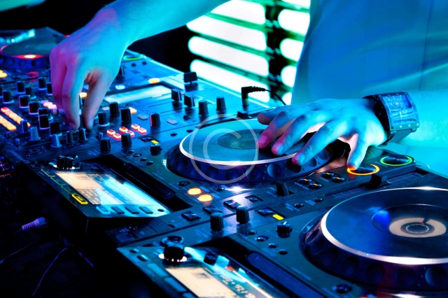 DJ Soner müzik hayatına renk katmaya devam ediyor