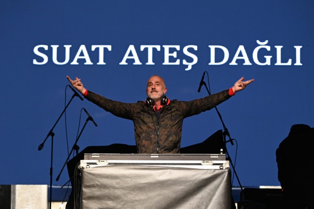DJ Suat Ateşdağlı ve sanatçı Ekin Uzunlar Gül Festivalinde Ispartalılarla buluştu