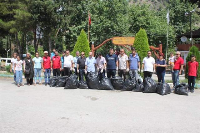 Doğaseverler mesire alanından 20 poşet çöp topladı 