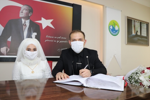 Dünya evine dezenfeksiyon tünelinden geçerek girdiler