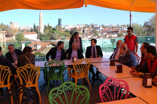 Efsane futbolcular Tophane’de buluştu  