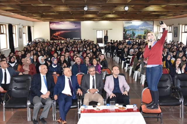EĞİRDİR BELEDİYESİ, EĞİRDİR GENÇLİĞİNİ
SEVDA TÜRKÜSEV'LE BULUŞTURDU