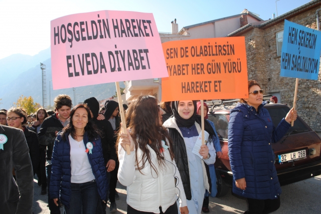 Eğirdir’de diabete dikkat çekilen hareketli yaşam yürüyüşü 