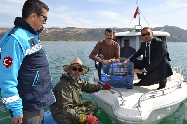 Eğirdir Kaymakamı Adem Çelik, Su Ürünleri Avcılarına Yerinde Ziyaret Gerçekleştirdi