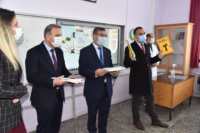 EĞİRDİR KAYMAKAMLIĞI VE EĞİRDİR BELEDİYE
BAŞKANLIĞI DESTEĞİYLE ÖĞRENCİLERE KİTAP
VE SORU BANKASI DAĞITILDI