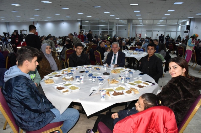 Eğirdir'de depremden etkilenen aileler iftarda bir araya geldi