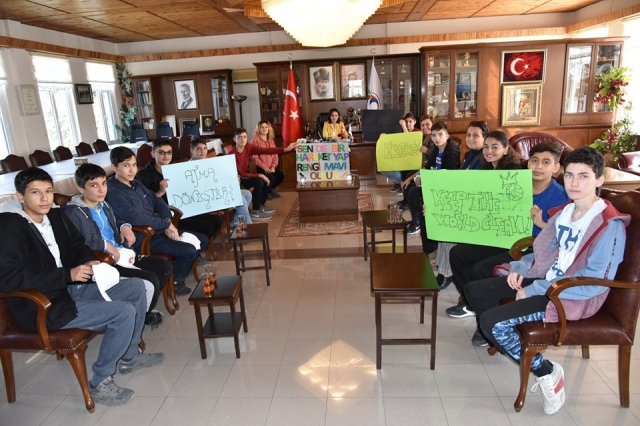 Eğirdir'de göl kıyıları çöplerden temizleniyor