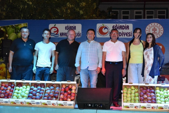 Eğirdir'de ilk defa düzenlenen elma festivalinde süper final